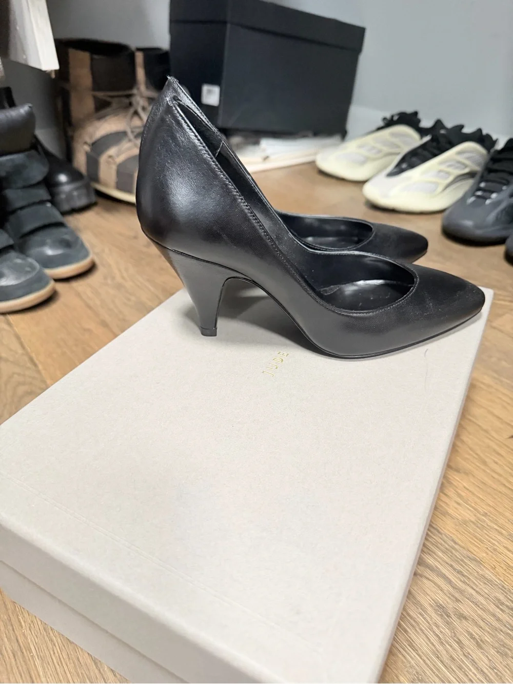 Classic Black Leather Pointed-Toe Mid-Heel Pumps